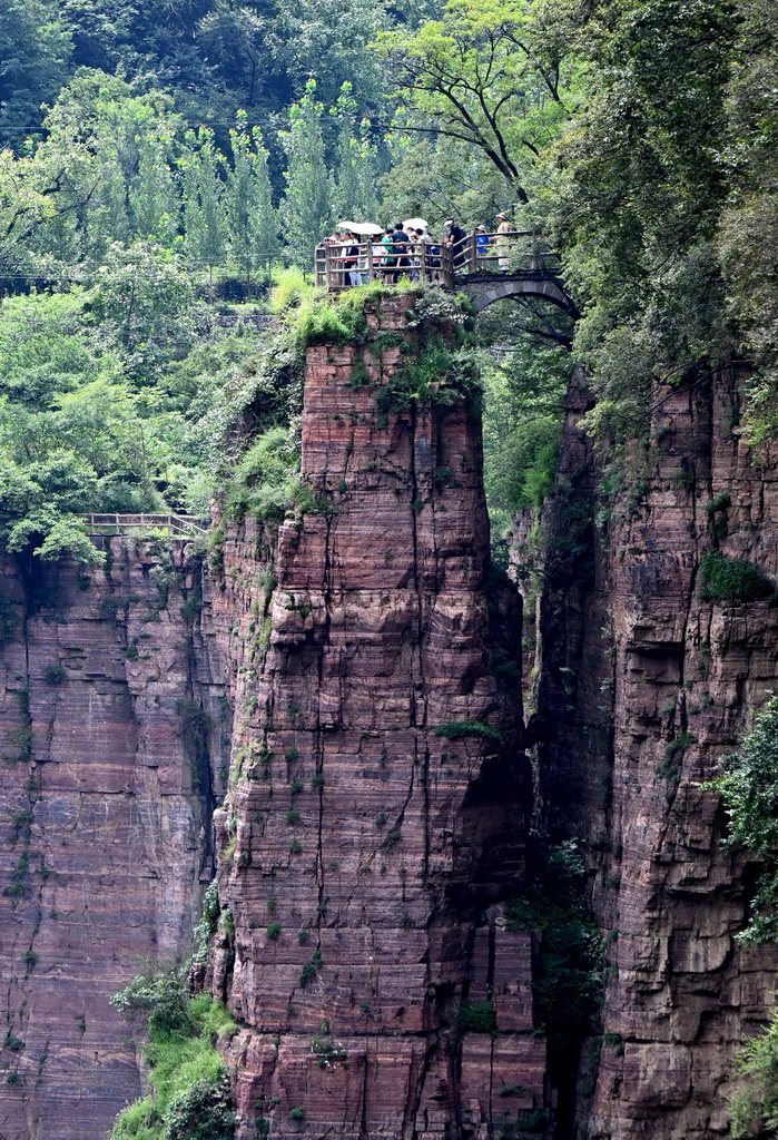 8月16日,游客在河南万仙山景区郭亮村一处观景平台上参观。
