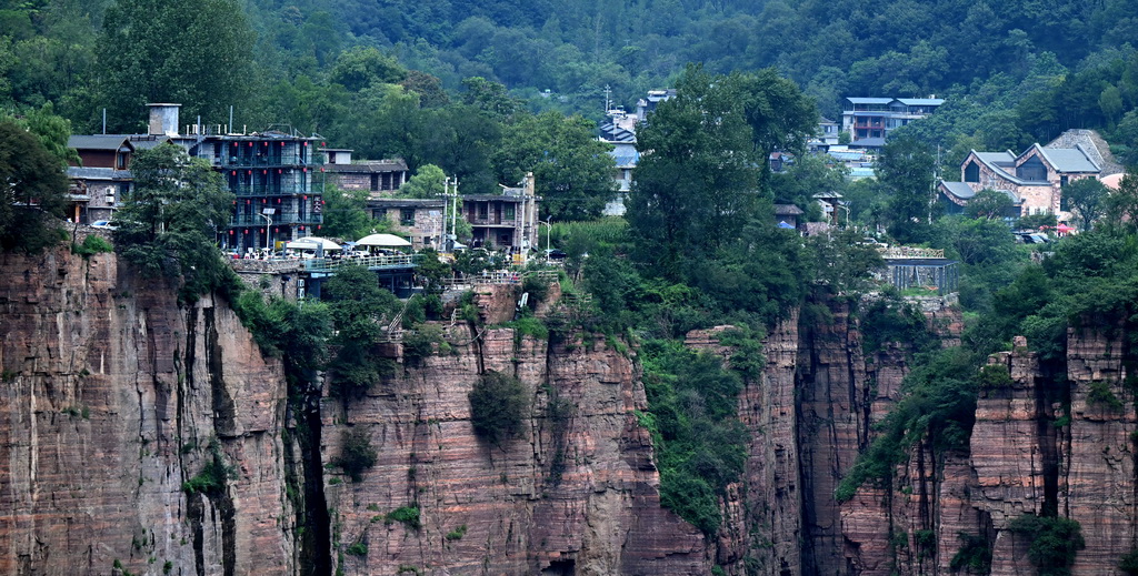 这是位于绝壁峡谷上的郭亮村（8月16日摄）。
