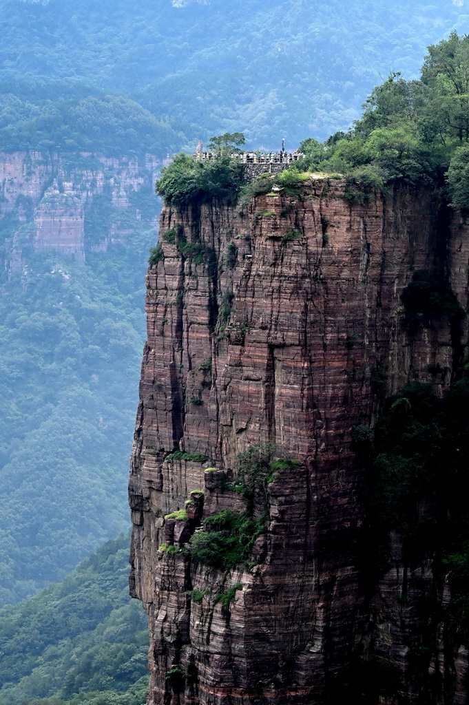 8月16日,游客在河南万仙山景区郭亮村一处观景平台上参观。