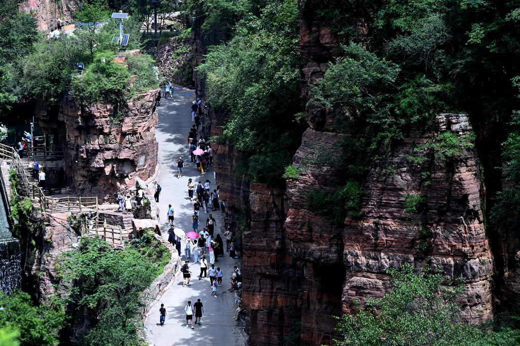 8月16日,游客在河南万仙山景区郭亮村游玩。
