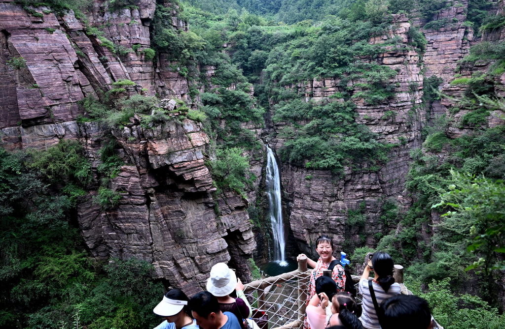 8月16日,游客在河南万仙山景区冰瀑峡游玩。