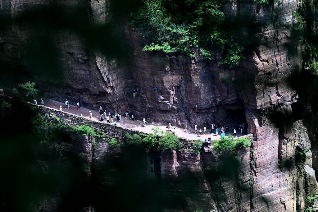 8月16日,游客在河南万仙山景区郭亮村“绝壁长廊”上游玩。
