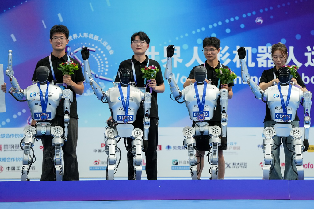 8月17日，获得季军的行者泰山队的人形机器人在4x100米接力决赛颁奖仪式上挥手致意。