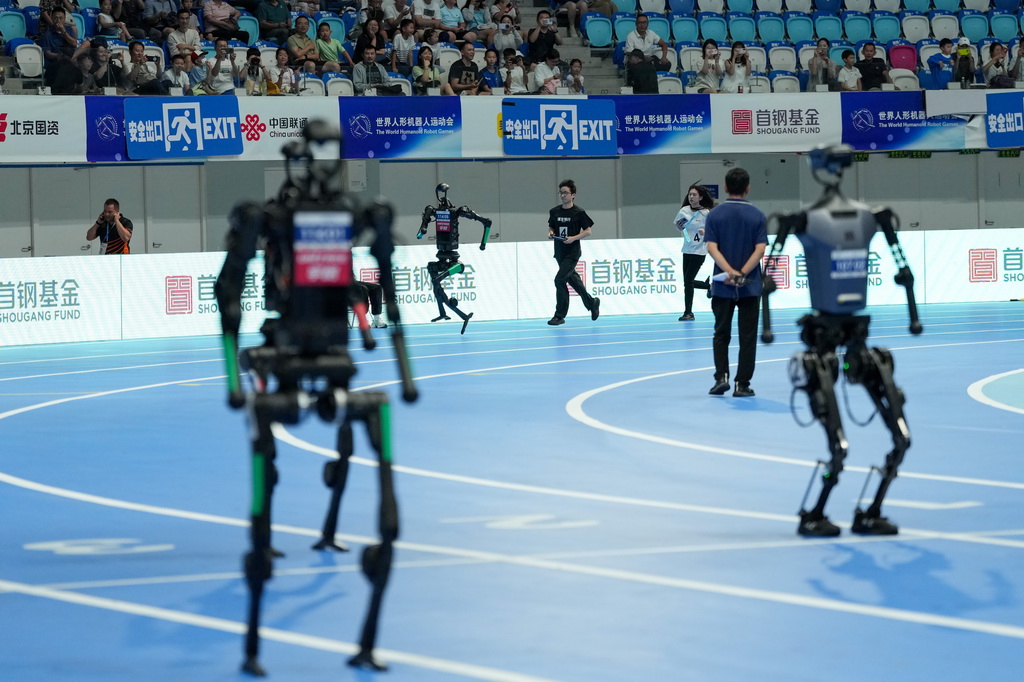 8月17日，在世界人形机器人运动会4x100米接力决赛中，人形机器人在等待交接棒。