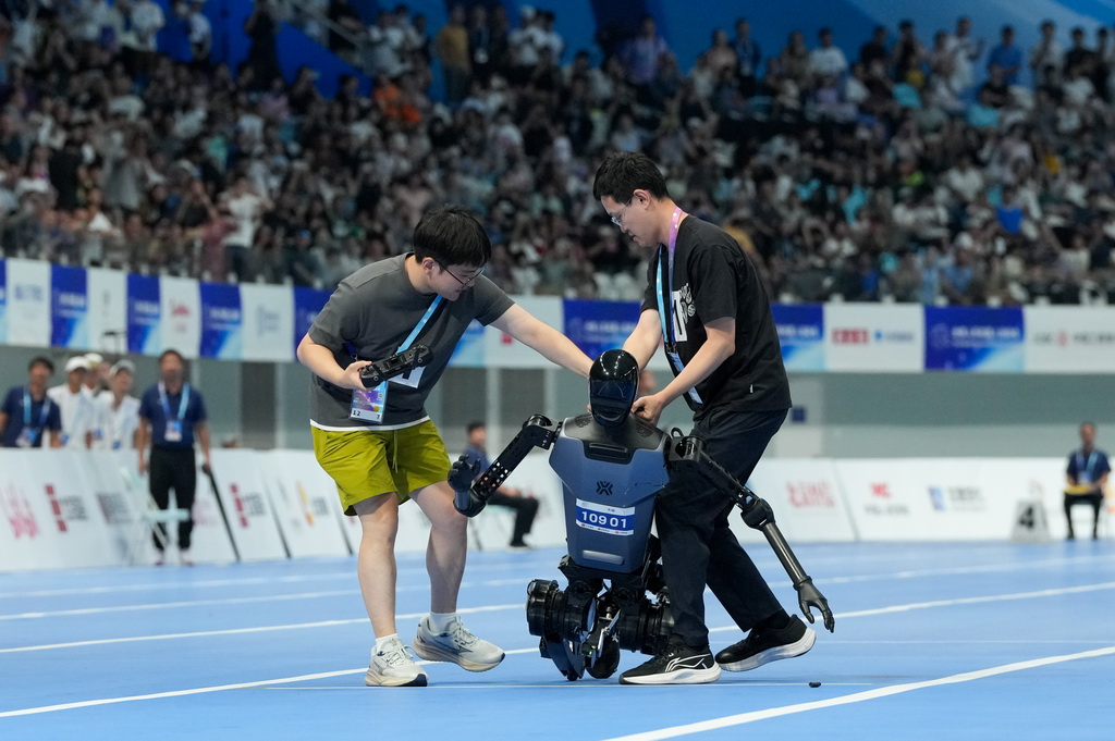 8月17日，在世界人形机器人运动会100米决赛中，来自天骁队的人形机器人在比赛中摔倒。
