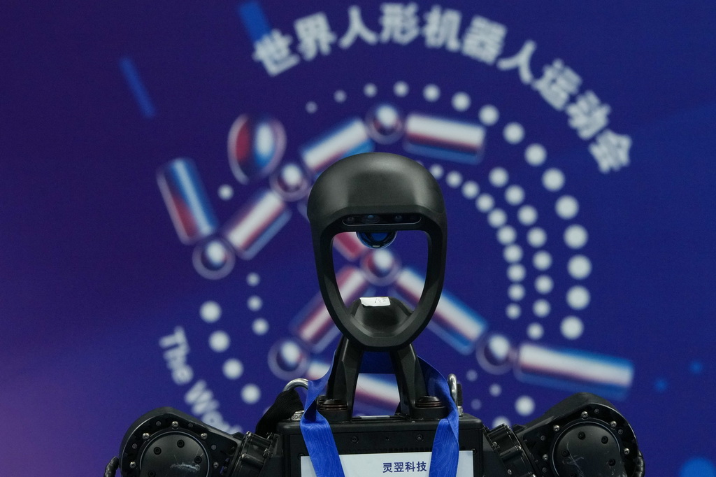 8月17日，获得亚军的灵翌科技队的人形机器人在100米颁奖仪式上。