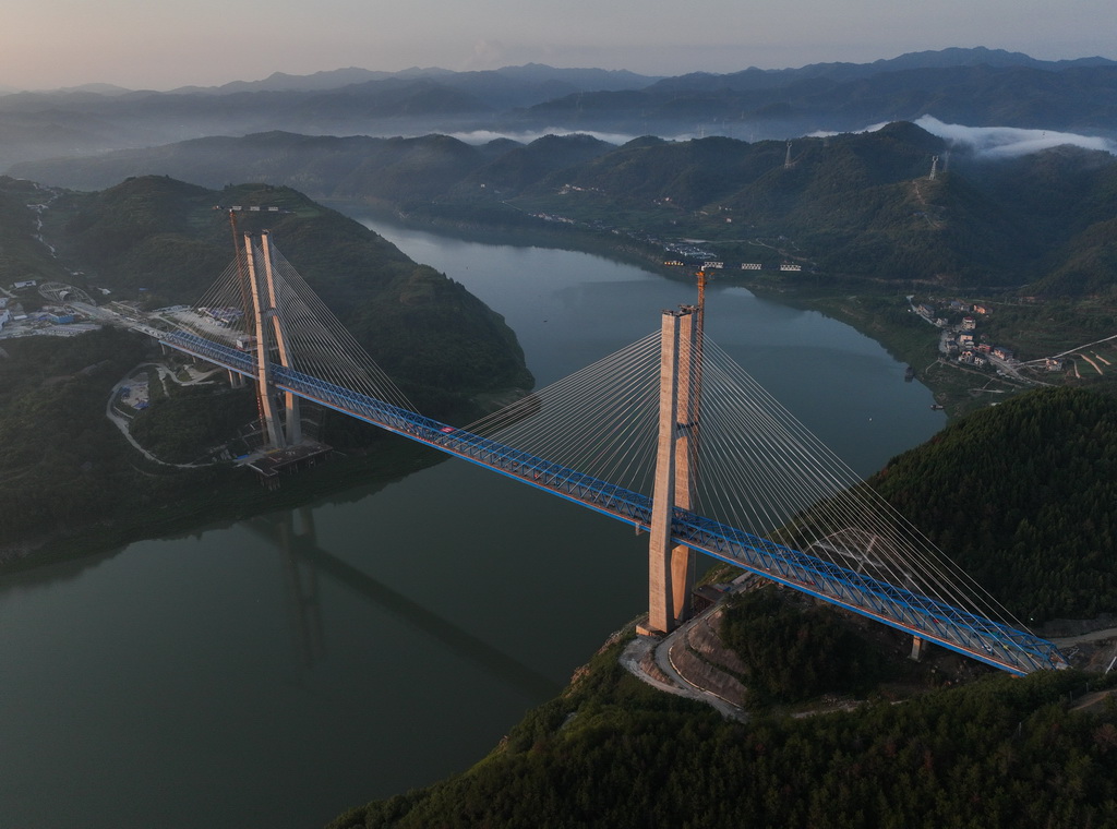 8月18日拍摄的汉江特大桥（无人机照片）。