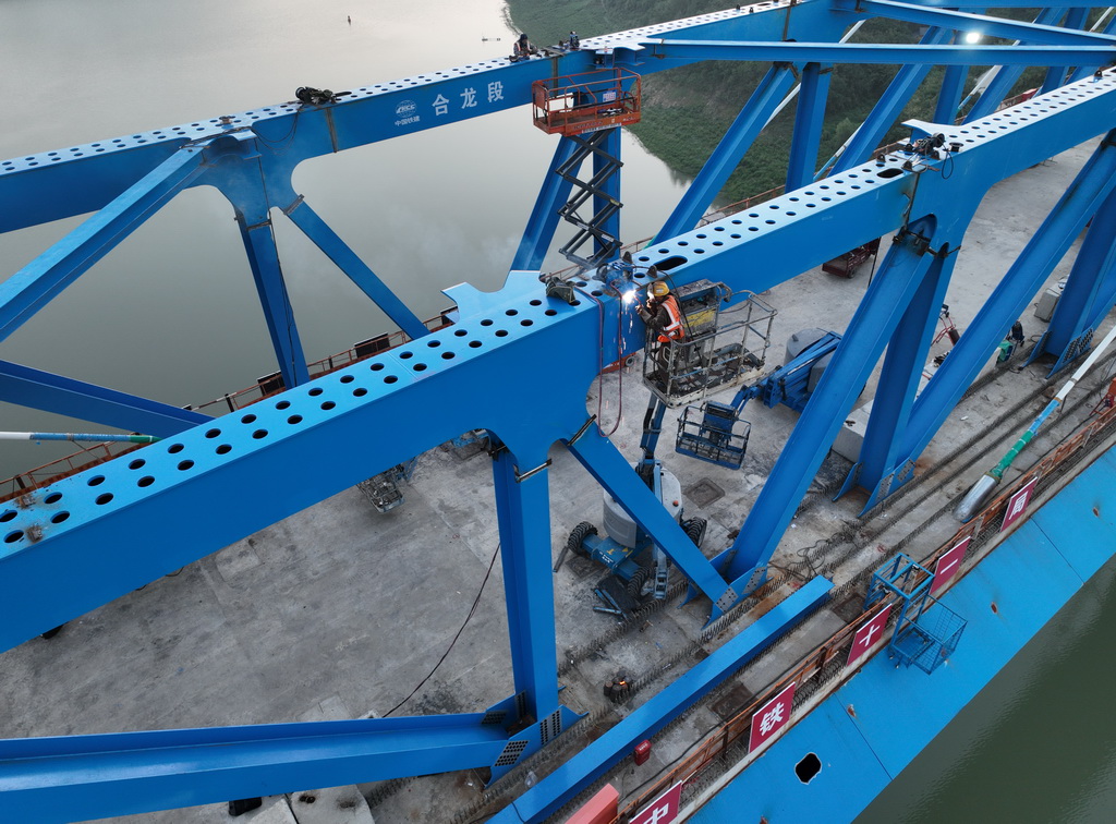 8月18日，工人在进行钢桁梁合龙焊接施工（无人机照片）。