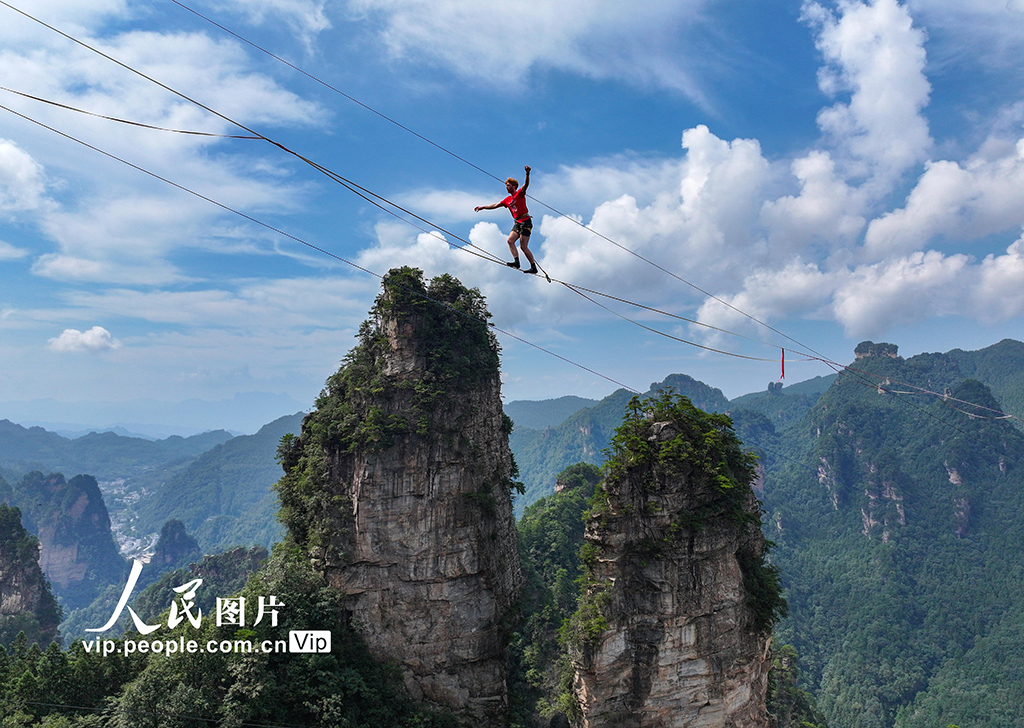 湖南张家界：黄石寨“亚洲之王”高空扁带争霸赛开赛【2】