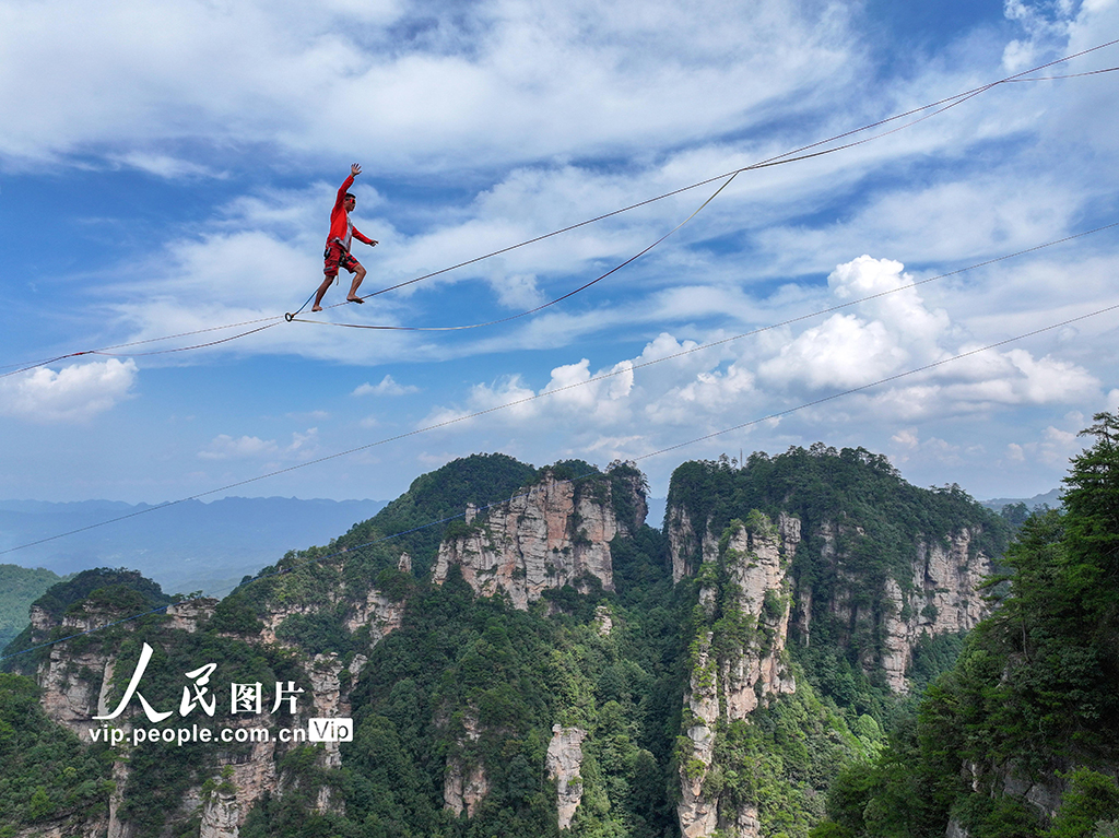 湖南张家界：黄石寨“亚洲之王”高空扁带争霸赛开赛【3】