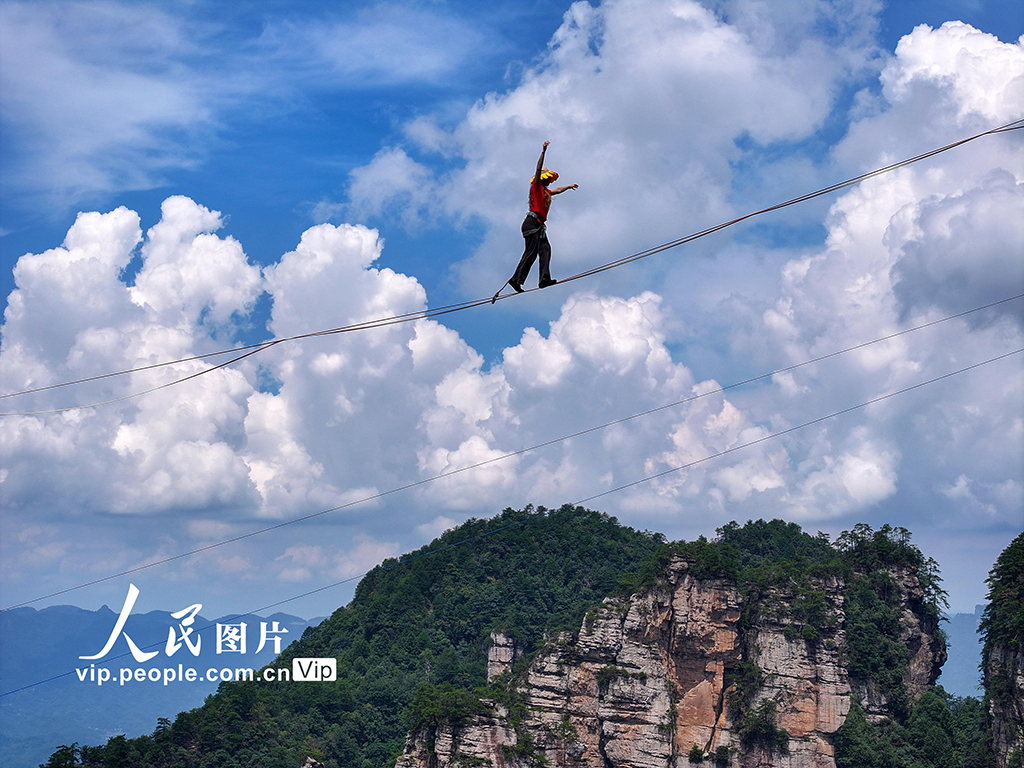 湖南张家界：黄石寨“亚洲之王”高空扁带争霸赛开赛【4】
