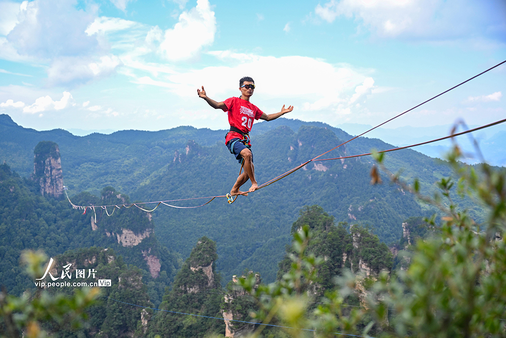 湖南张家界：黄石寨“亚洲之王”高空扁带争霸赛开赛【6】