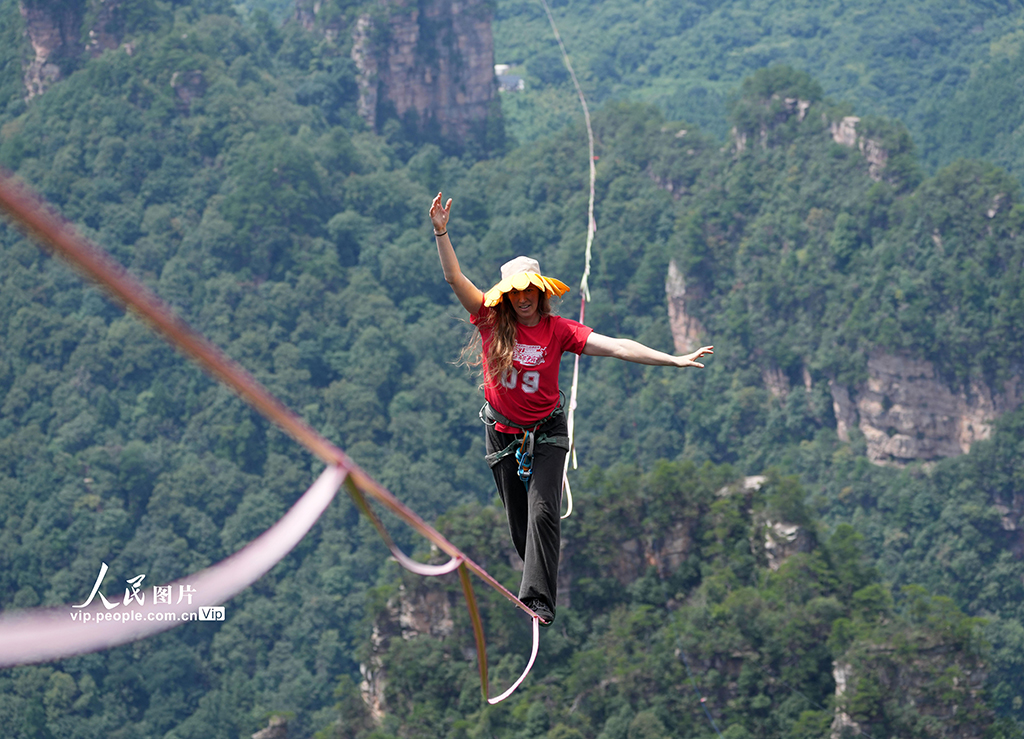 湖南张家界：黄石寨“亚洲之王”高空扁带争霸赛开赛【7】