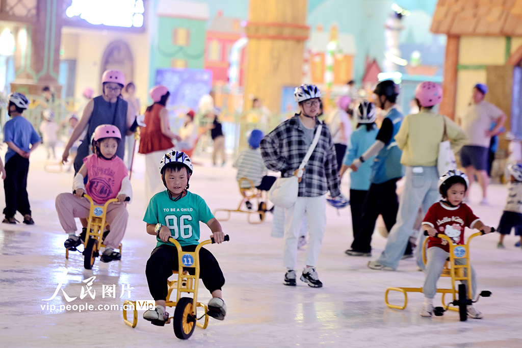 江苏南通：“冰雪世界”里享清凉【4】