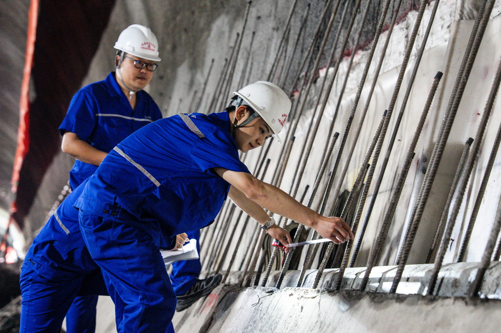 8月19日，中铁五局的建设者在渝昆高铁炳辉隧道内作业。