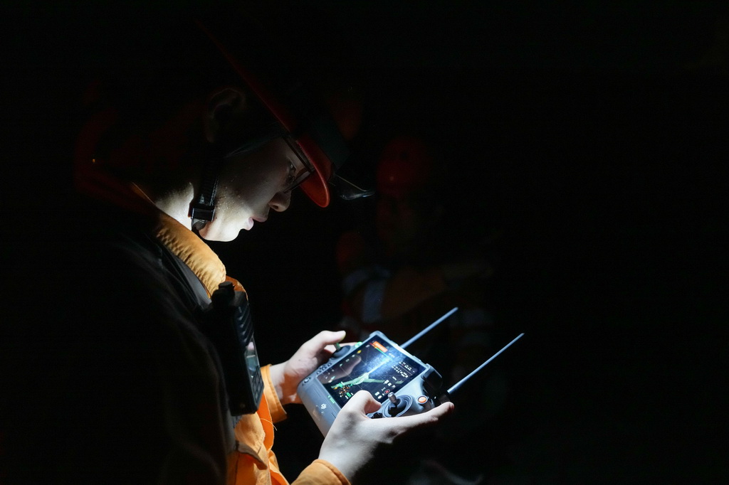 8月20日凌晨，杭州供电段检修人员使用巡检无人机对杭台高铁接触网等设备进行巡检。