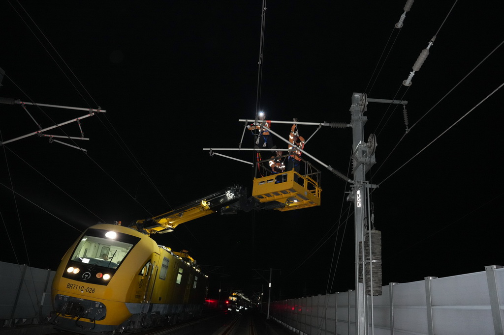 8月20日凌晨，杭州供电段检修人员使用多功能综合作业车，对杭台高铁局部供电设备进行检修。