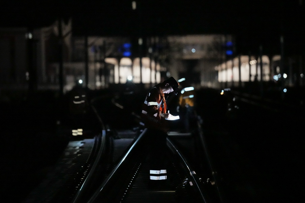 8月20日凌晨,杭州电务段检修人员在杭台高铁线路上巡检。