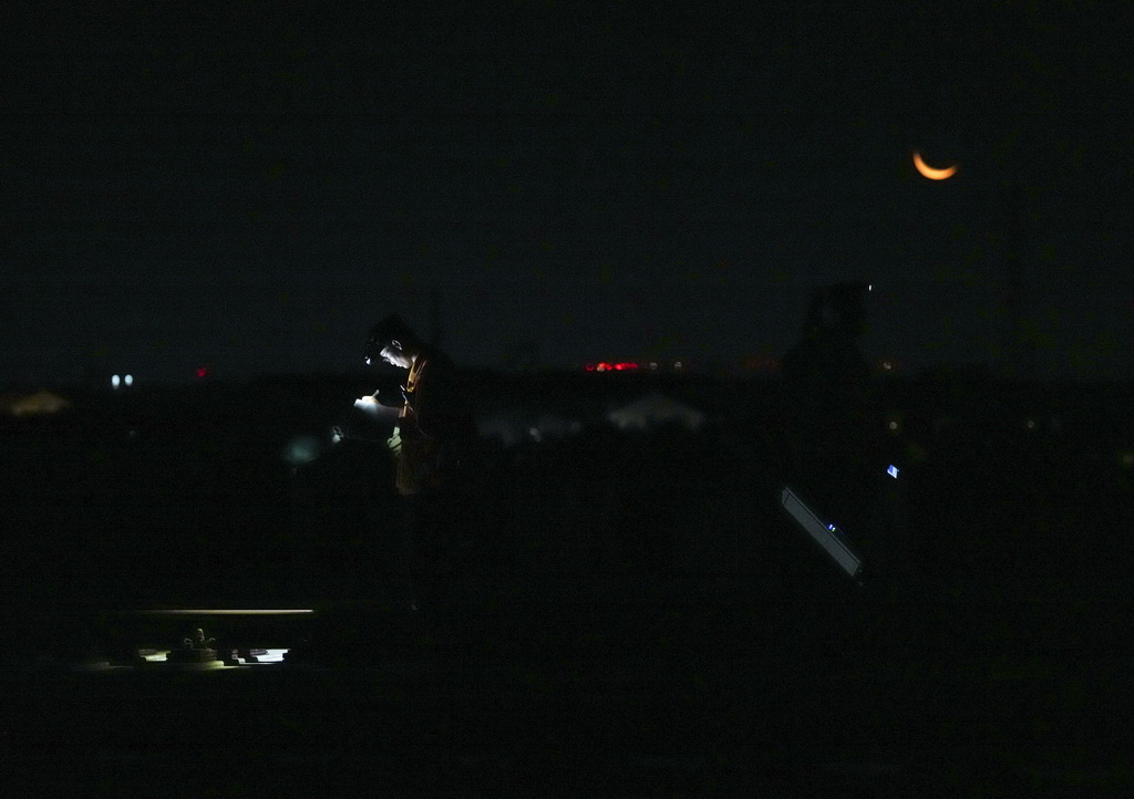 8月20日凌晨，杭州电务段检修人员在杭台高铁线路上巡检。