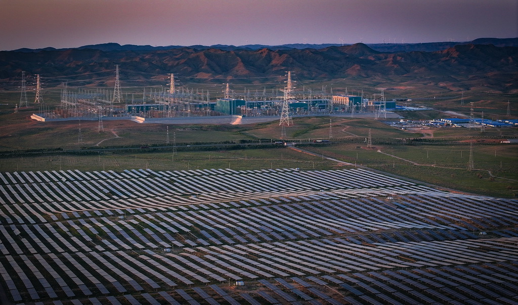 这是8月19日拍摄的“宁电入湘”工程宁夏中卫市中宁换流站及配套新能源项目（无人机照片）。