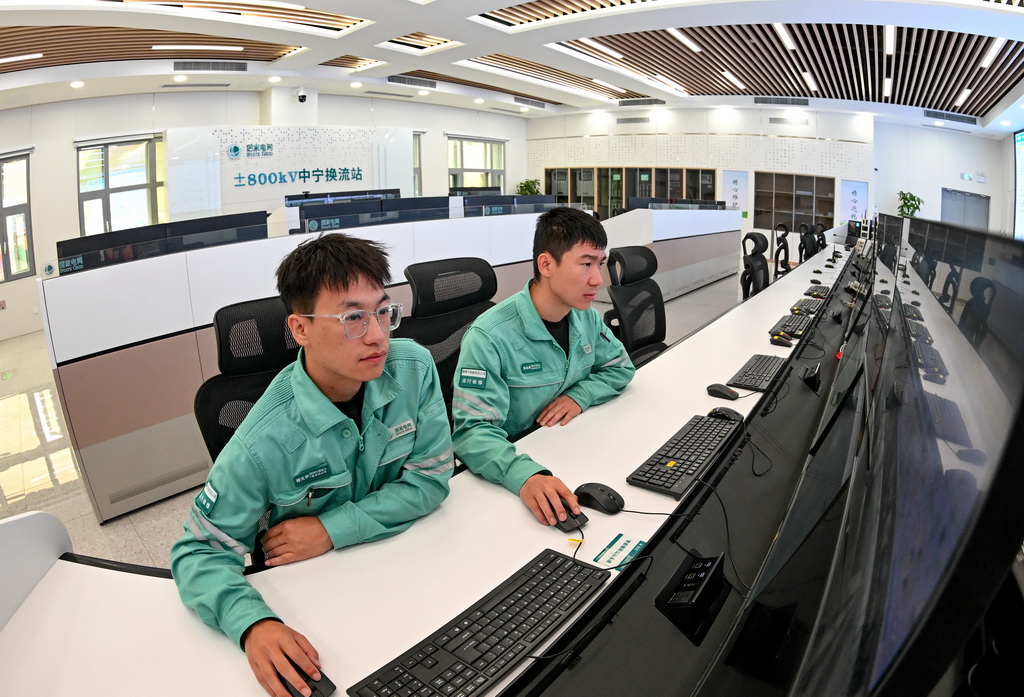 8月20日，在“宁电入湘”工程宁夏中卫市中宁换流站内，检修人员在主控室监控设备运行情况。