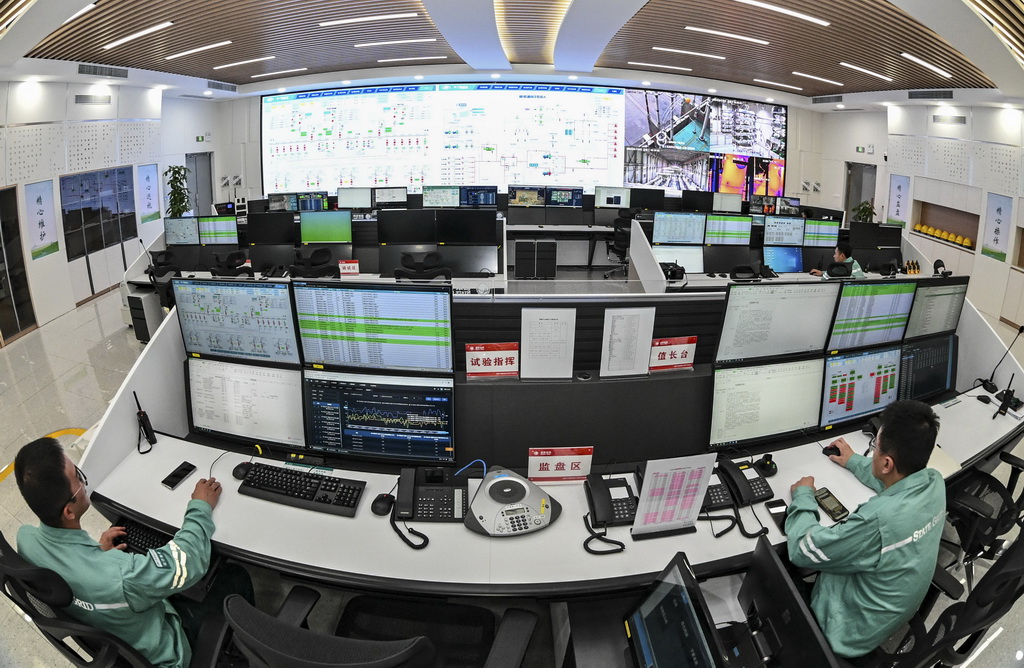 8月20日，在“宁电入湘”工程宁夏中卫市中宁换流站内，检修人员在主控室监控设备运行情况。