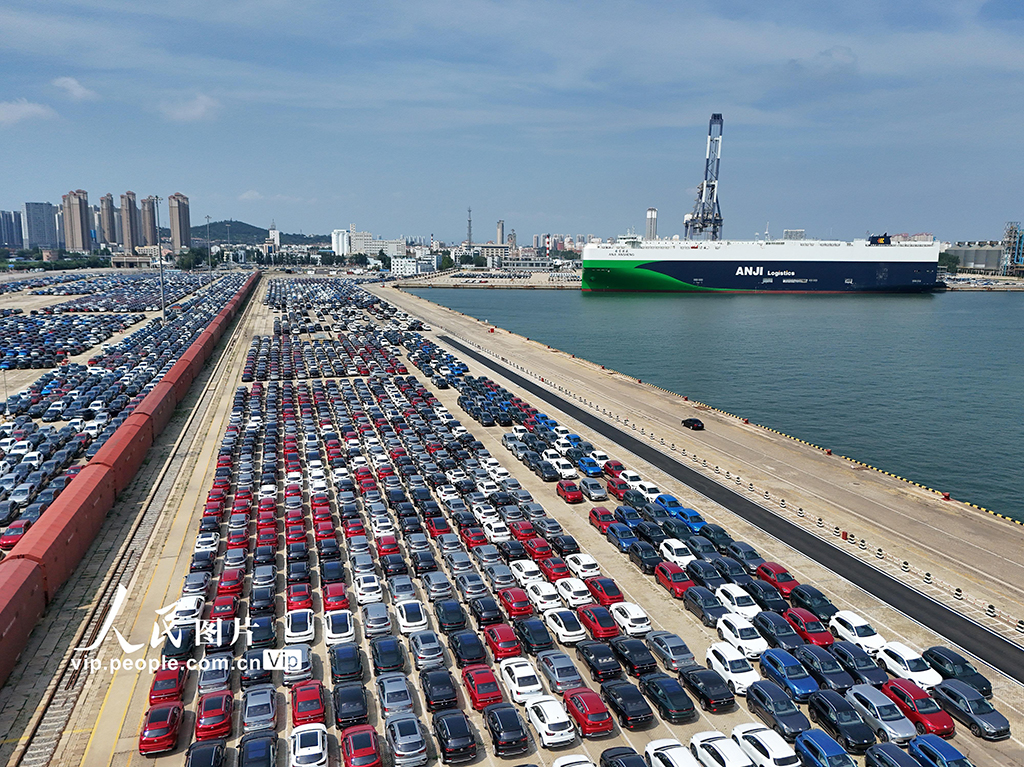 山东烟台：全球最大9500车位汽车运输船抵港装车【4】