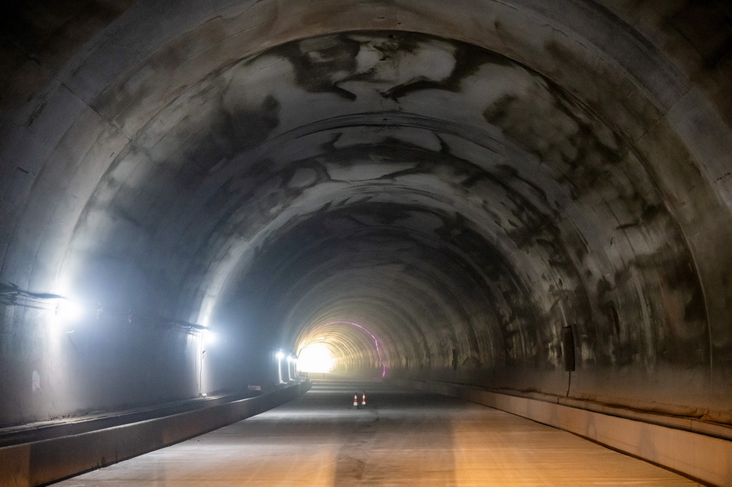 这是8月21日拍摄的西昭高速洛古隧道一角。