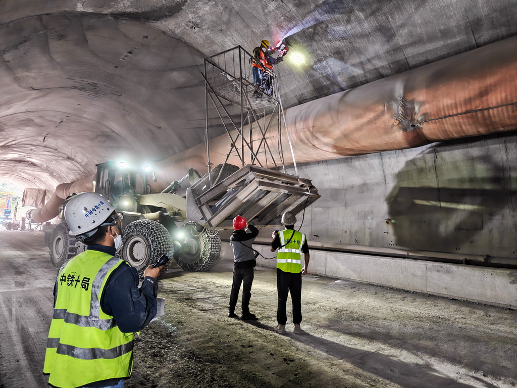 8月21日，工作人员在西昭高速洛古隧道里施工作业。