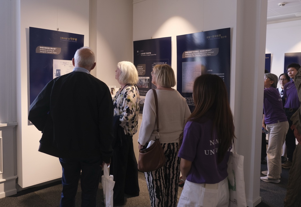 8月21日，在丹麦首都哥本哈根，中丹民众参观“我的朋友——辛德贝格”展览。