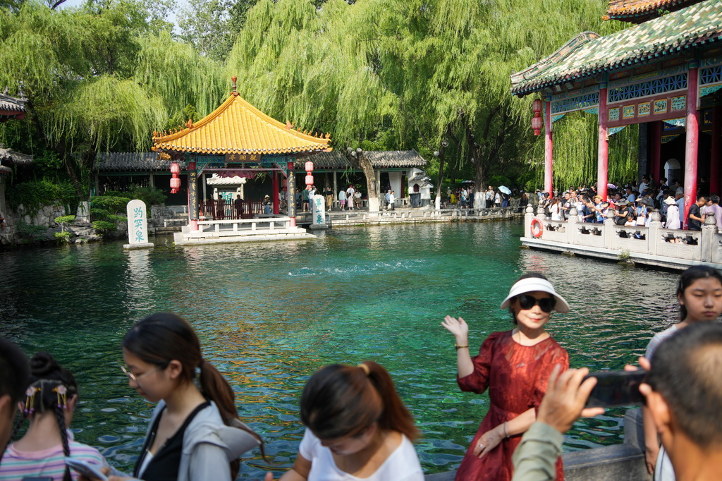 8月22日，人们在济南趵突泉观赏泉水。