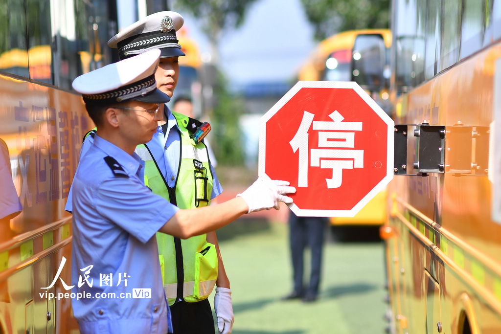 2025年8月22日，在山东省青岛市城阳区上马街道教育服务中心，交管中队民警在对校车开展安全专项检查。