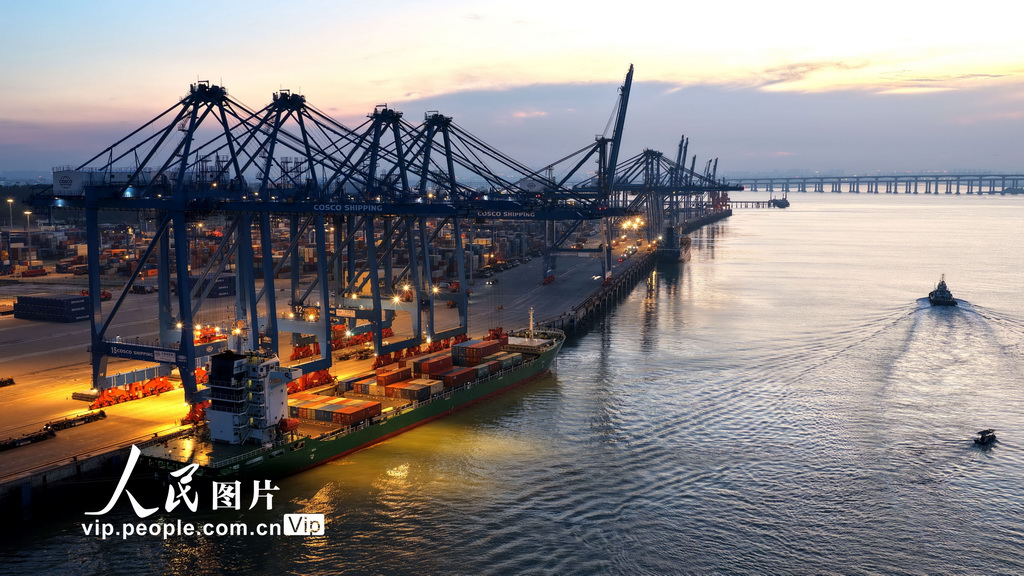 福建泉州：港口灯火通明生产忙【2】