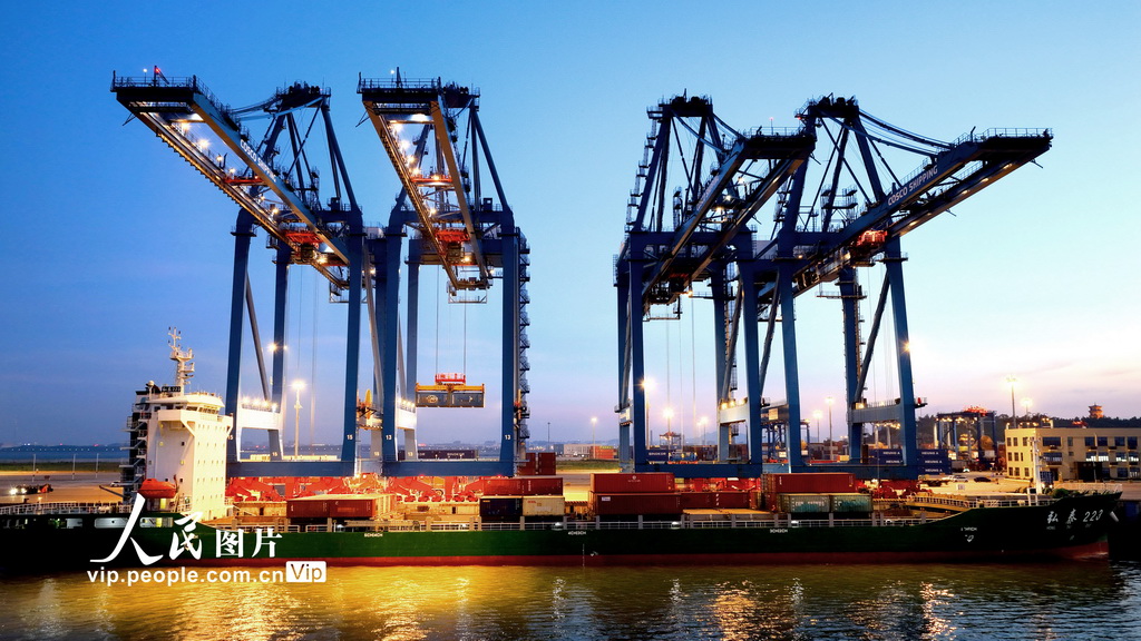 福建泉州：港口灯火通明生产忙【3】