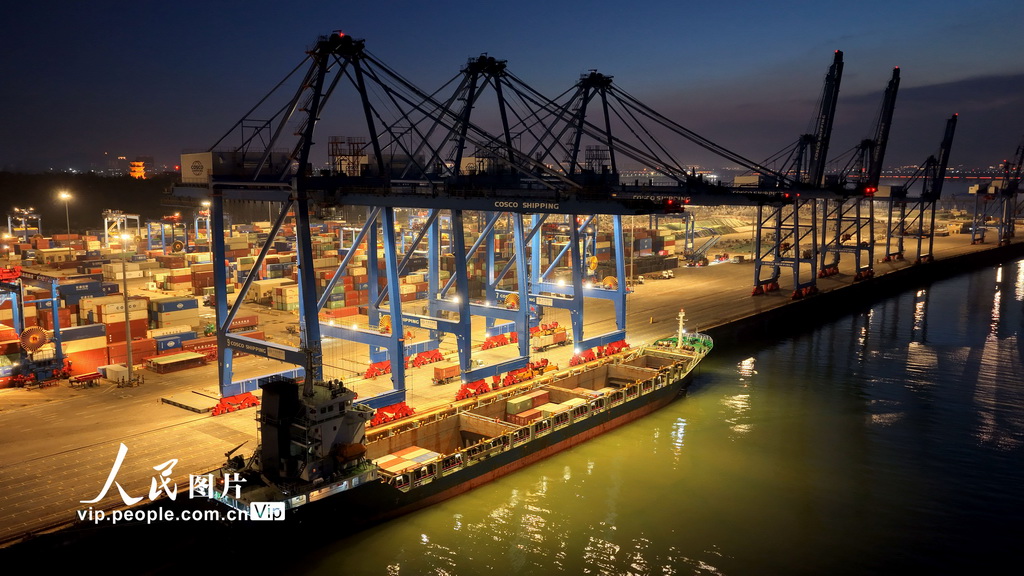 福建泉州：港口灯火通明生产忙【4】
