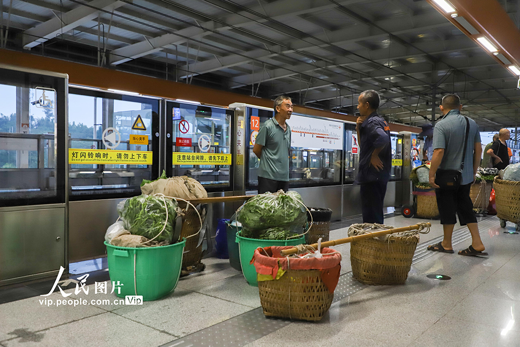 重庆：“背篓专线”惠民生【3】