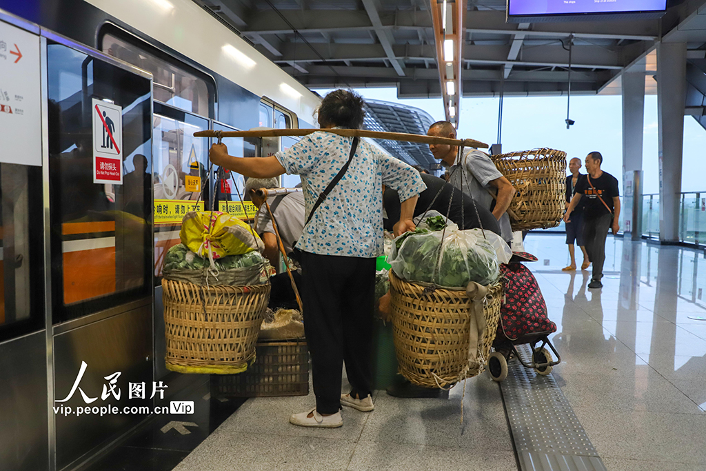 重庆：“背篓专线”惠民生【2】