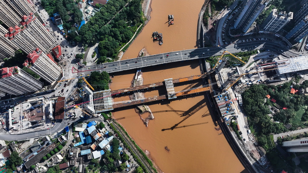 这是建设中的钦州市子材大桥（8月24日摄，无人机照片）。