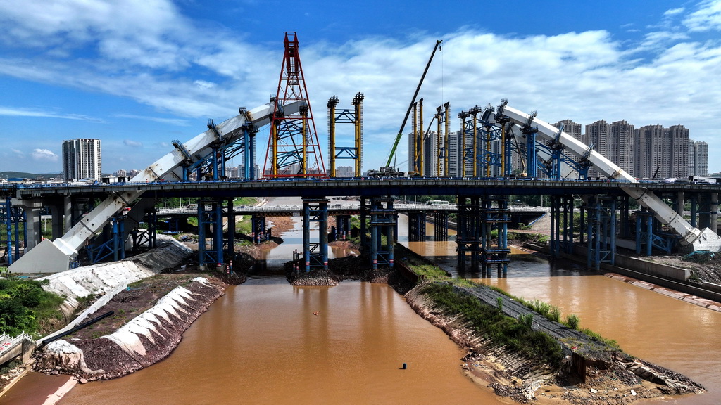 这是建设中的钦州二桥（8月24日摄，无人机照片）。