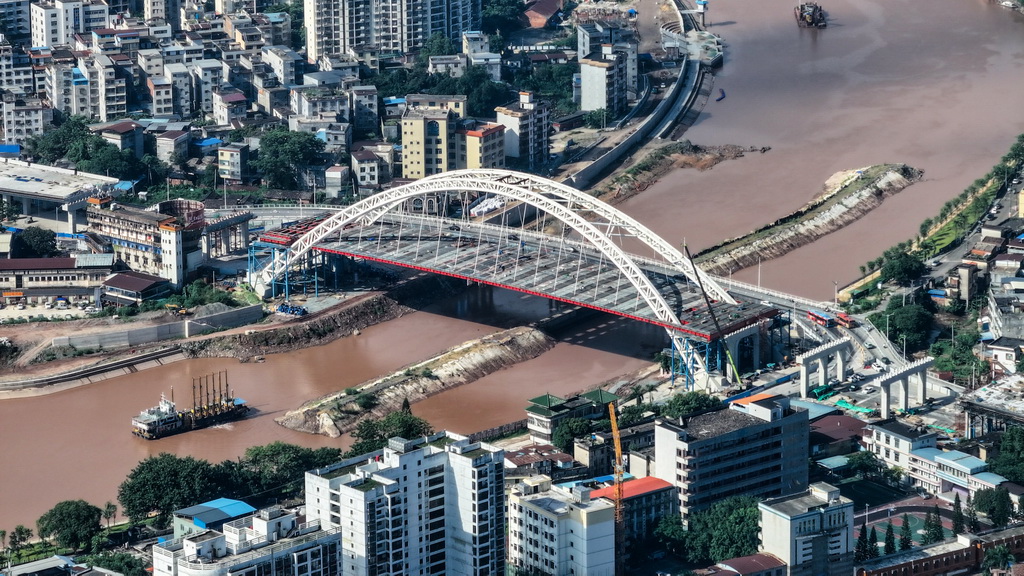 这是建设中的钦州一桥（8月24日摄，无人机照片）。