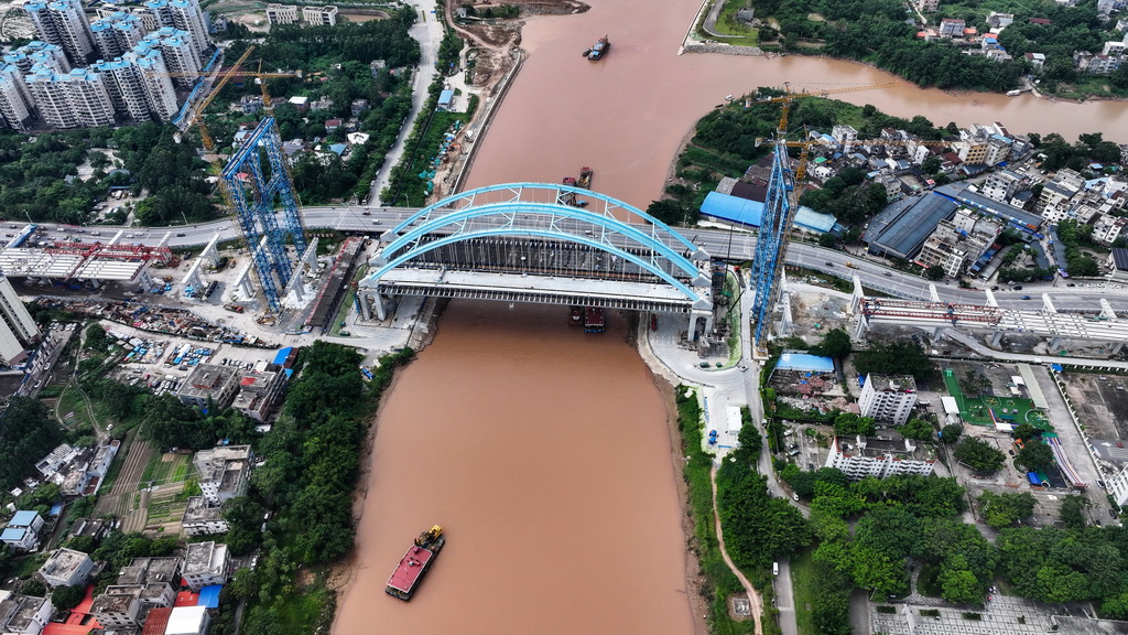 这是建设中的钦州三桥（8月24日摄，无人机照片）。