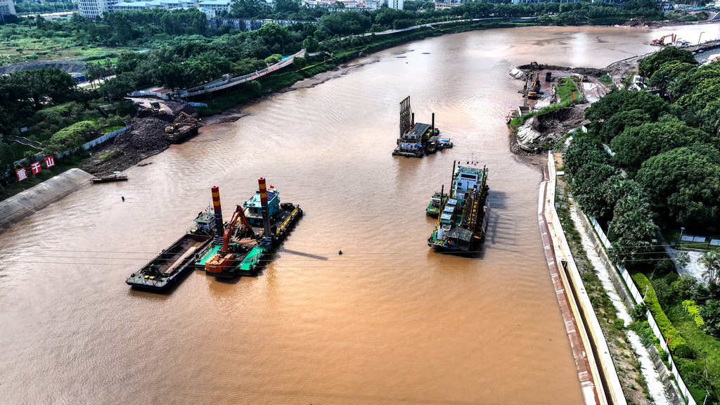 施工队在疏浚平陆运河航道（8月24日摄，无人机照片）。