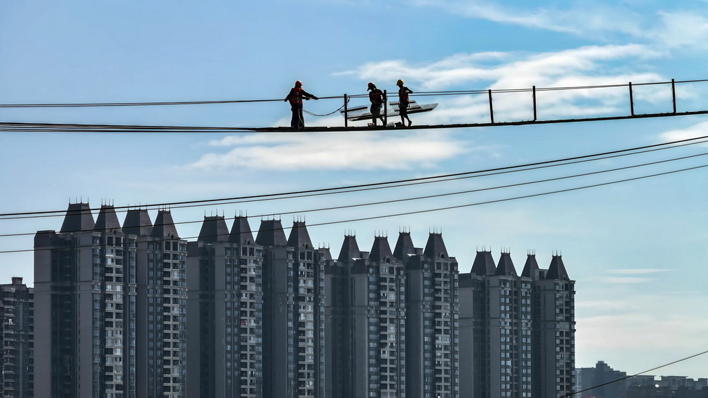 施工人员在建设中的钦州市子材大桥施工（8月24日摄，无人机照片）。