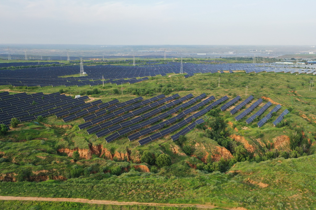 这是7月30日拍摄的天骄绿能50万千瓦采煤沉陷区生态治理光伏发电示范项目区（无人机照片）。