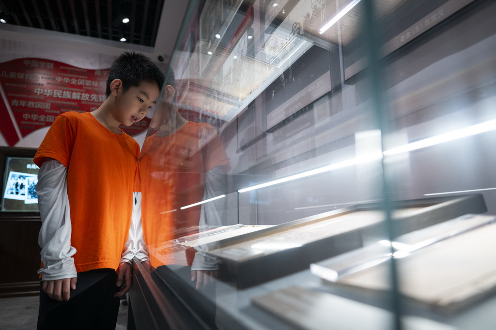 8月25日，观众在展厅参观。