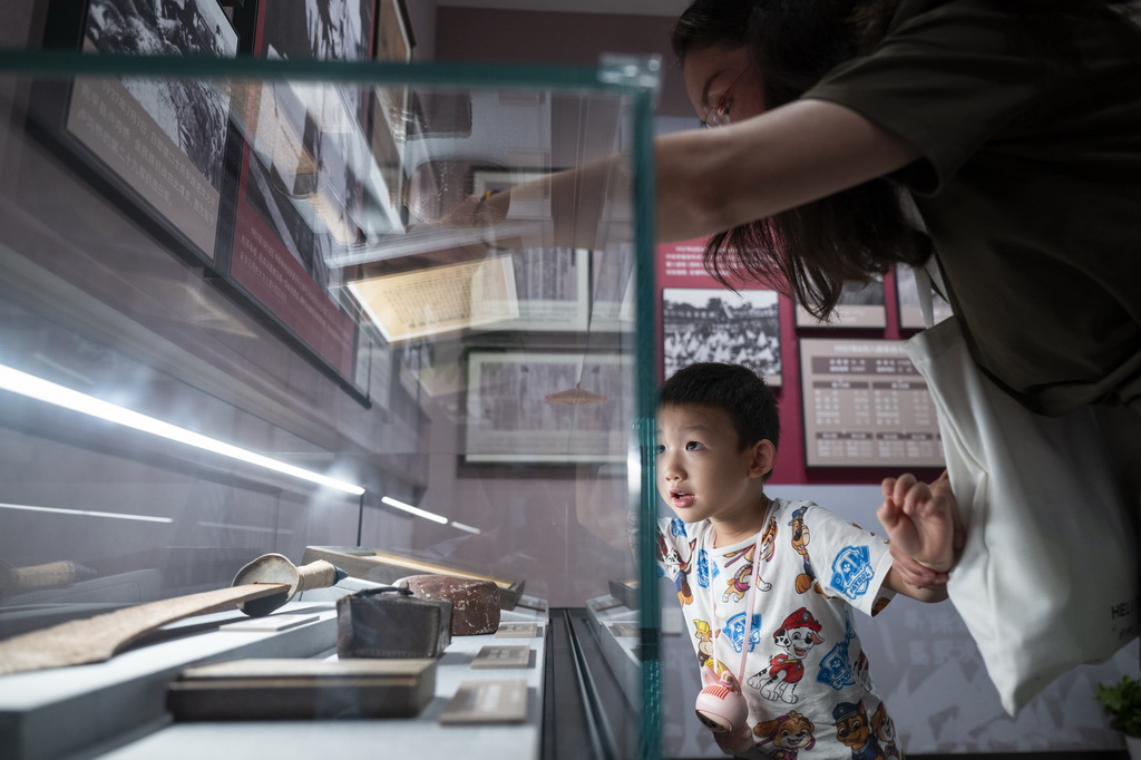 8月25日，观众在展厅参观。