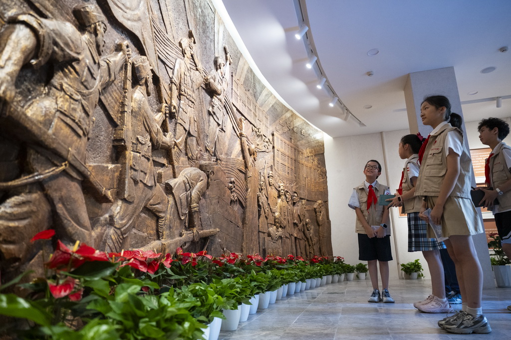 8月25日，观众在展厅参观。