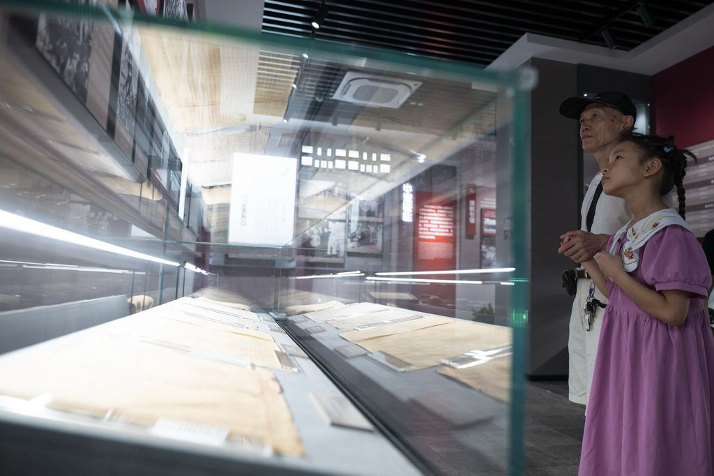 8月25日，观众在展厅参观。