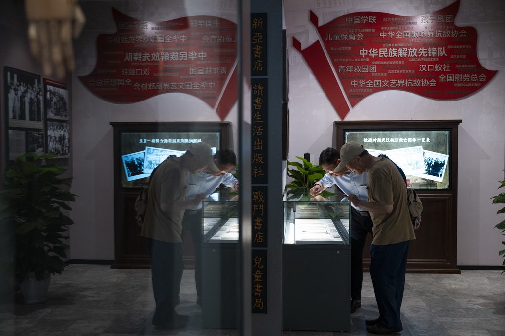 8月25日，观众在展厅参观。