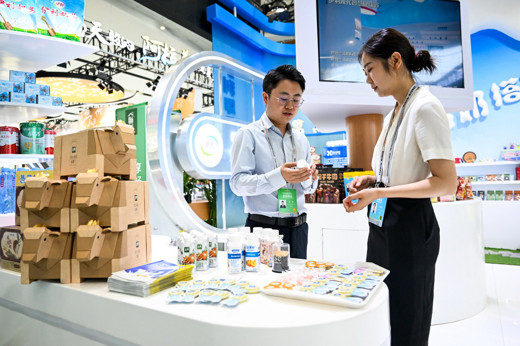 8月25日，参会人员在第五届中国—蒙古国博览会上参观。